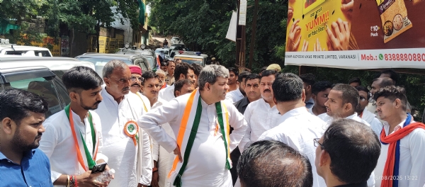 चुनार के बालूघाट मार्ग का निरीक्षण करते कैविनेट मंत्री आशीष पटेल व अन्य।