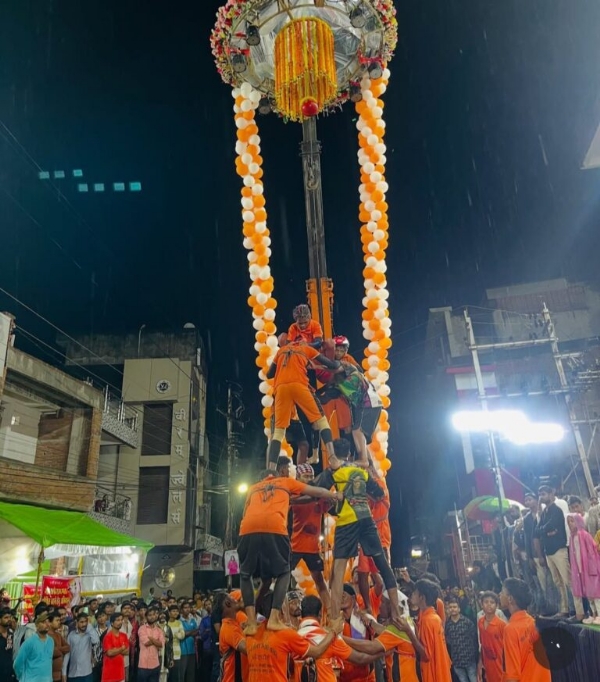 दही हांडी फोड़ते हुए गोविंदा टोली।