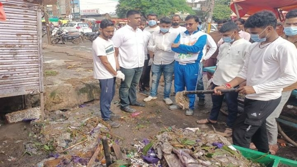 विदिशाः कलेक्टर अंशुल गुप्ता शहर भ्रमण पर निकले, स्वच्छता कार्यों का लिया जायजा