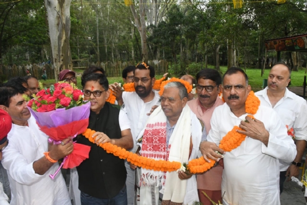 केशव महतो कमलेश का स्वागत करते कार्यकर्ता
