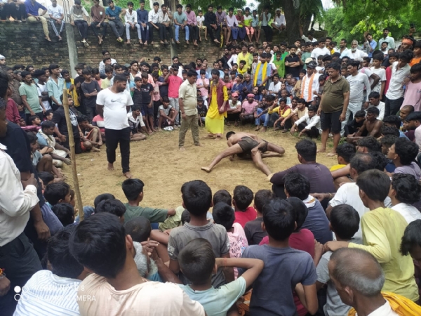 हनुमान मंदिर हलिया के पास दंगल में दाव आजमाते पहलवान