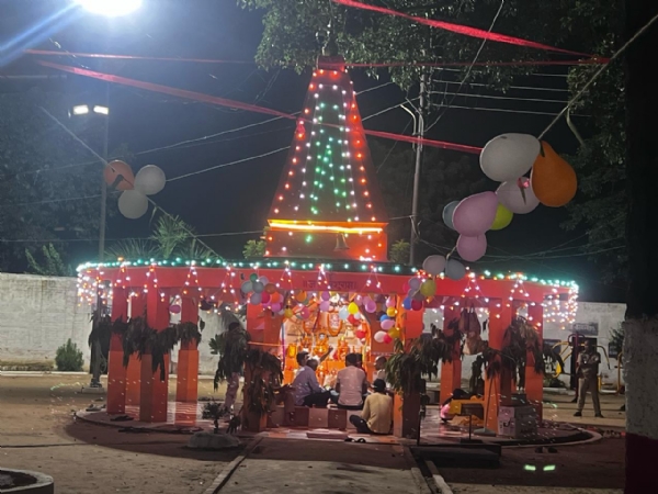जेल परिसर में सजा मंदिर , श्री कृष्ण जन्मोत्सव मनाते बंदी