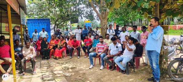 बैठक में शामिल ग्रामीण और समिति के लोग