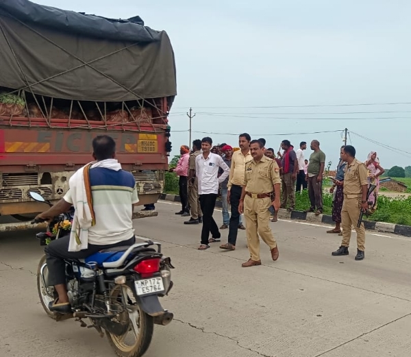 घटनास्थल पर छानबीन करती पुलिस।