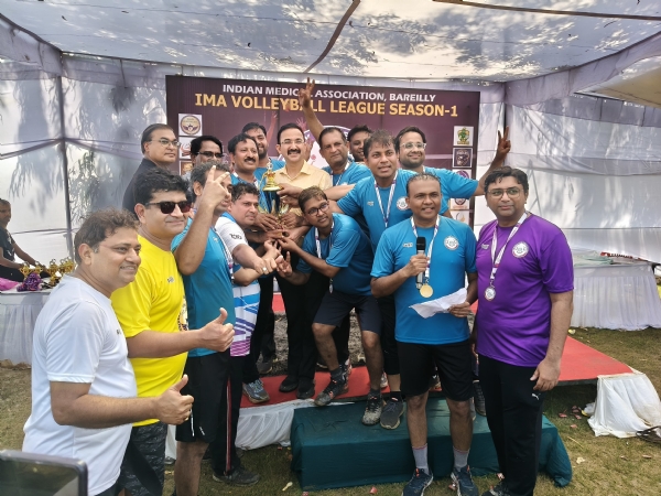 विजेता चंद्रलोक चैलेंजर्स टीम को ट्रॉफी भेंट करते आईएमए पदाधिकारी।