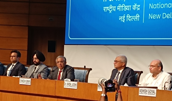 पत्रकार वार्ता करते चुनाव आयोग