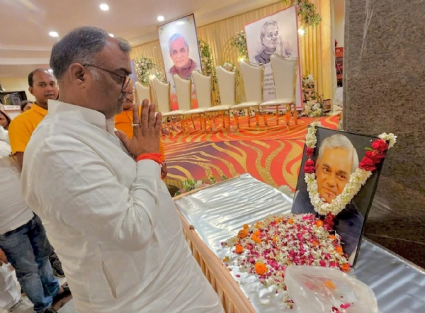 राज्य मंत्री गिरीश चंद्र यादव श्रद्धेय अटल जी को पुष्पांजलि अर्पित करते हुए