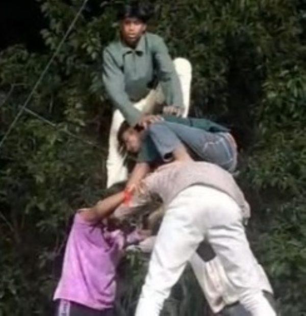 मटकी फोड़ प्रतियोगिता