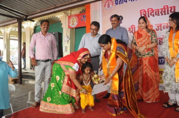 कान्हा रूठे तो मनाया यशोदा मैया ने, मानो साक्षात् लीला के दर्शन किए नयनों ने