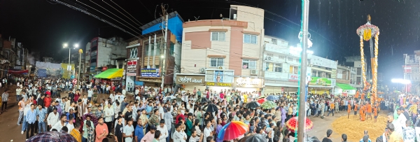 दही हांडी फोड़ महोत्सव देखने कार्यक्रम स्थल पर दर्शकों की खचाखच भीड़।