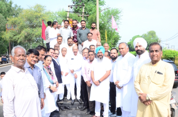शहीद मदन लाल धींगड़ा की प्रतिमा पर पुष्प अर्पित करते नागरिक परिषद के सदस्य।