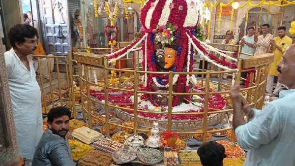 भगवान पशुपतिनाथ को लगा 56 भोग का नैवेद्य