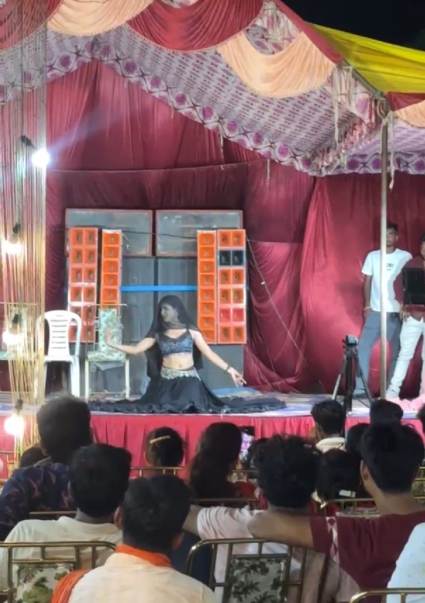 थाने परिसर में अश्लील डांस करते हुए बार बाला