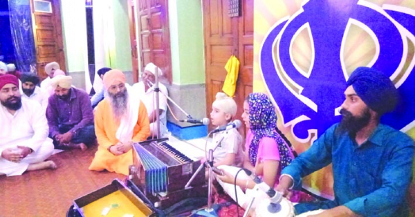 शबद कीर्तन करते हुए