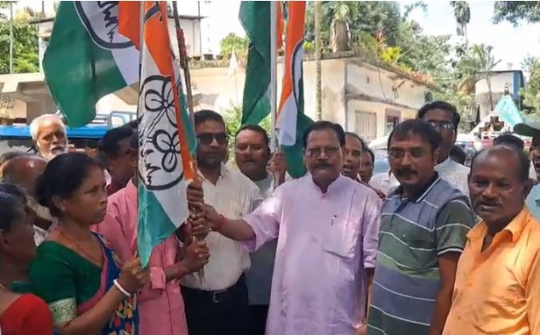 तृणमूल में शामिल लोगों को पार्टी का झंडा थमाते विधायक