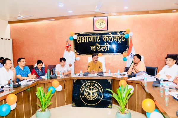 कलेक्ट्रेट सभागार में आला हजरत उर्स व माँ गंगा महारानी शोभायात्रा की तैयारियों की समीक्षा करते जिलाधिकारी अविनाश सिंह