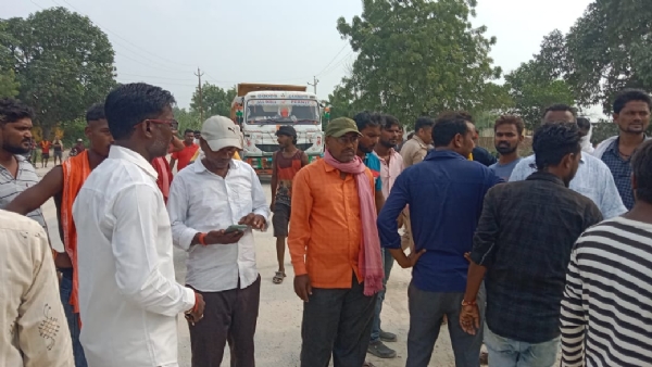 घटनास्थल पर मौजूद ग्रामीण।