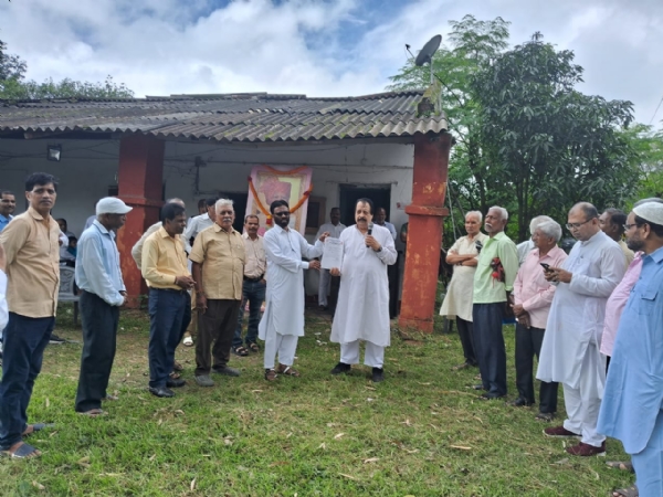 कार्यालय में मनोनीत पत्र सौंपते लीलाधर समेत अन्य