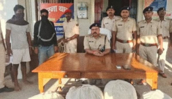 अररिया फोटो:एसपी घूरना थाना में जानकारी देते