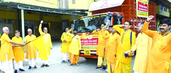 राहत सामग्री रवाना करते हुए