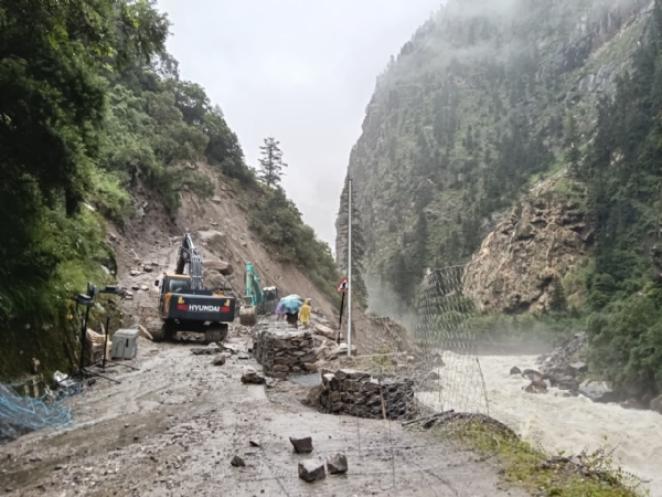 गंगोत्री हाईवे -यमुनोत्री हाईवे समेत दर्जनों ग्रामीण सड़कें  बंद