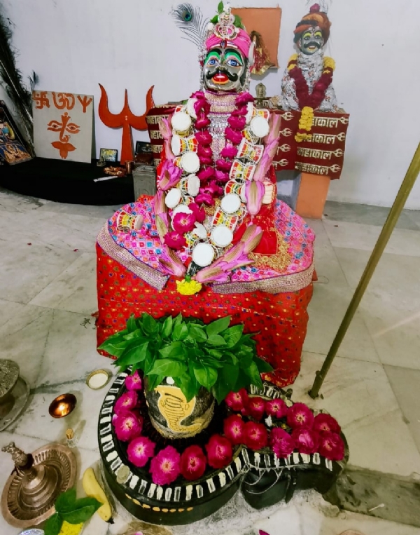 शिव लिंग सहित रजत प्रतिमा