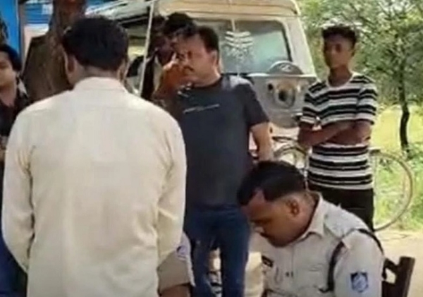 घटना की जांच करती हुई पुलिस