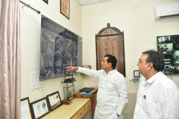मुख्यालय में मौजूद अधिकारियों से बात चीत करते ऊर्जा मंत्री