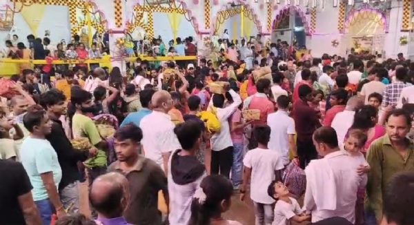 डलिया चढ़ाते श्रद्धालु