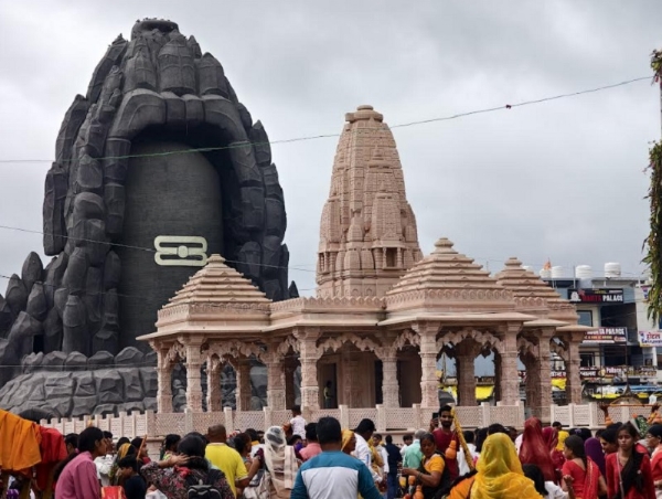 सीहोर स्थित कुबेरेश्वरधाम पर हजारों की संख्या में पहुंचे श्रद्धालु