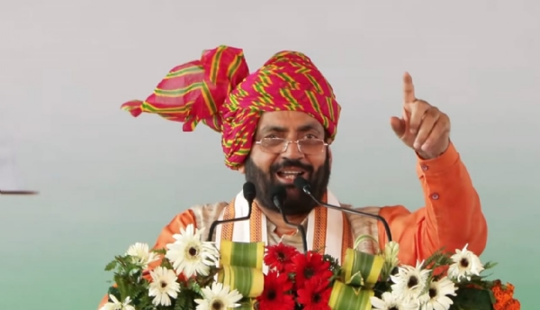 रैली को संबोधित करते हुए सीएम।