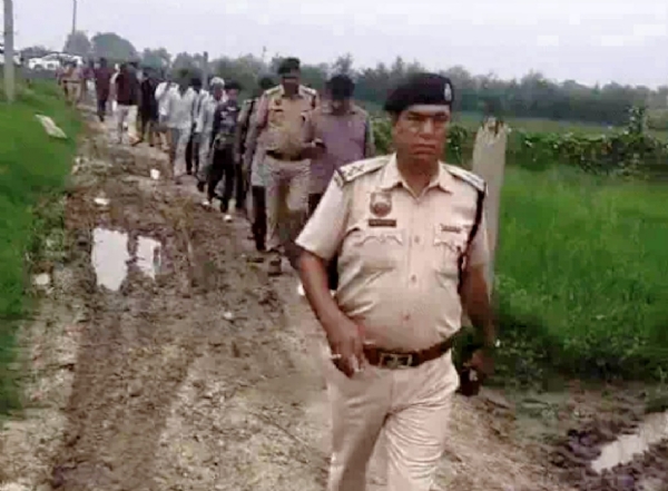 पानीपत के गांव भंडारी में शेर की खबर के बाद मौके पर जाती पुलिस व वन विभाग की टीम ।