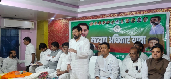 संबोधित करते अतिथि