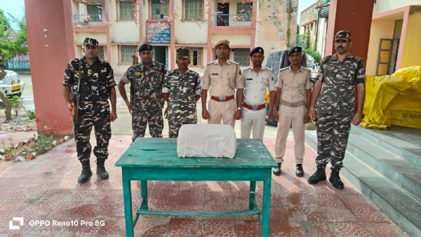 बरामद गांजा के साथ पुलिस व एसएसबी की टीम