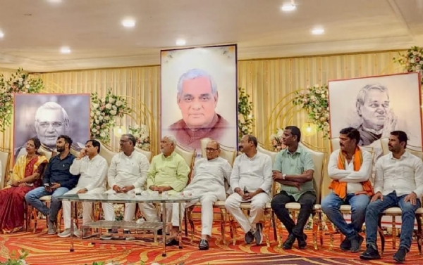 कार्यक्रम में मंचासिन लोग