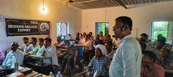 किसानों को दी गई कम लागत पर अधिक फसल उत्पादन की जानकारी