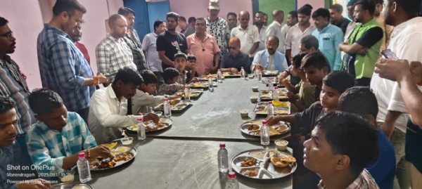 नेत्रहीन बच्चों के साथ भाेजन करते्