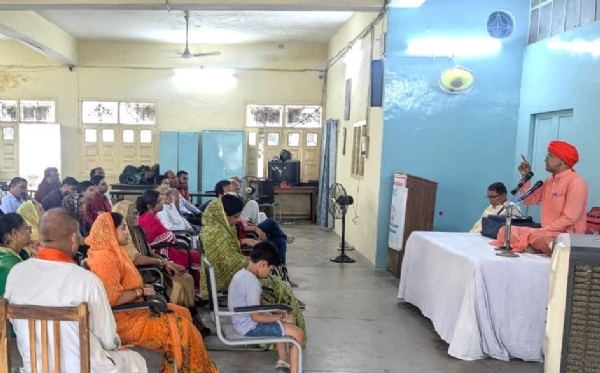 आर्य समाज रेलवे हरथला कॉलोनी में मुजफ्फरनगर के शुक्रताल से आए राजवीर शास्त्री लोगों को संबोधित करते हुए।