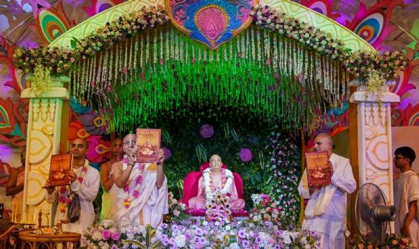 विश्व गुरु श्रील एसी भक्तिवेदांत स्वामी प्रभुपाद की व्यास पूजा