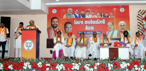 फतेहाबाद। भाजपा जिला कार्यकारिणी की बैठक को संबोधित करते जिलाध्यक्ष प्रवीण जोड़ा।
