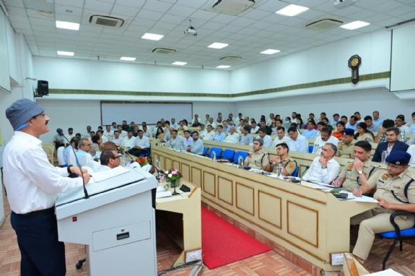 गुरुग्राम में समस्याओं के समाधान को लेकर एक्शन प्लान तैयार करने के दौरान बोलते मुख्यमंत्री के मुख्य प्रधान सचिव राजेश खुल्लर।