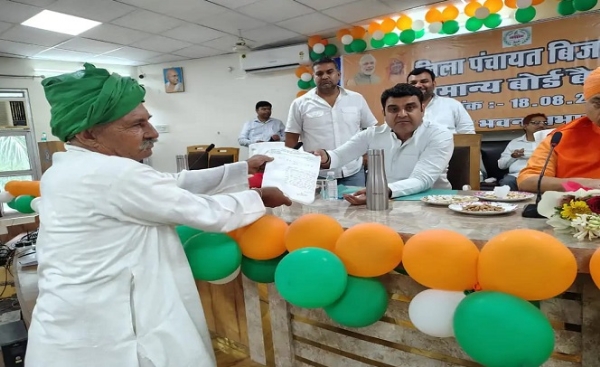 त्याग पत्र सौंपते हुए
