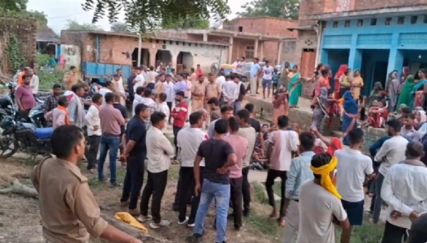 किशोरी की मौत के बाद आरोपियों की गिरफ्तारी की मांग को लेकर हंगामा करते परिजन