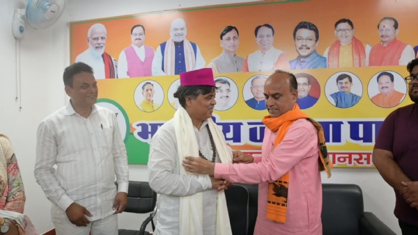 अररिया फोटो:विधायक स्वागत करते भाजपा नेता का