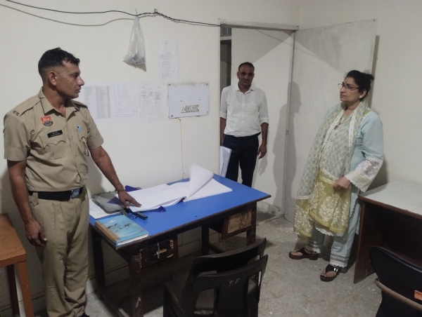 दुलीना पुलिस चौकी का औचक निरीक्षण करती झज्जर पुलिस आयुक्त राजश्री सिंह।
