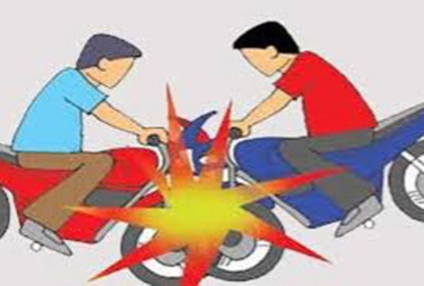 दो बाइकों के आमने-सामने की टक्कर, 6 घायल