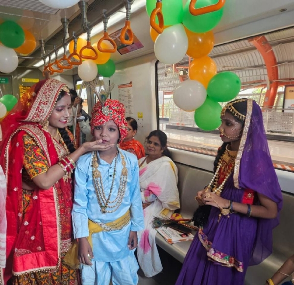 कार्यक्रम के दौरान कृष्ण राधा और यशोदा के पात्र में