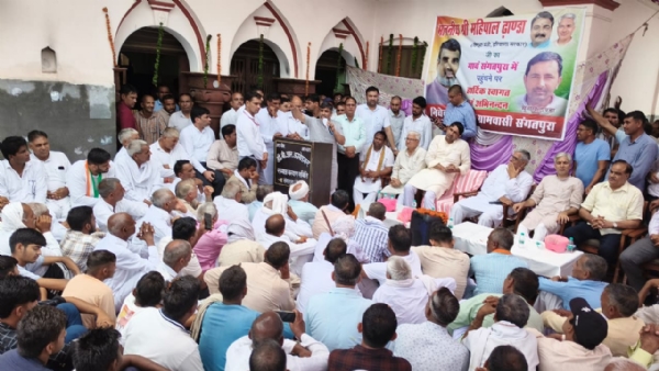 संगतपुरा में ग्रामीणों को संबोधित करते हुए शिक्षा मंत्री महिपाल ढांडा।