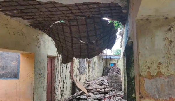 जर्जर राहुद शासकीय पूर्व माध्यमिक स्कूल की गिरी हुई छत