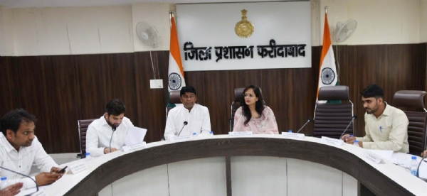 जिला परिषद की बैठक लेती सीईओ शिखा व अन्य पार्षदगण